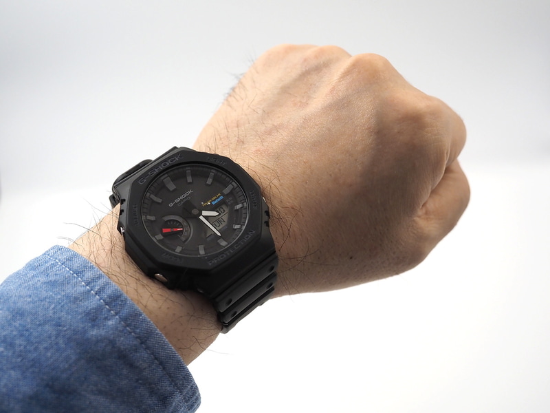 手首の太さが17cmの筆者が実際に装着した感じ。手首の細い男性でも違和感のないサイズだ。重量は52gでほどよい重さといったところ