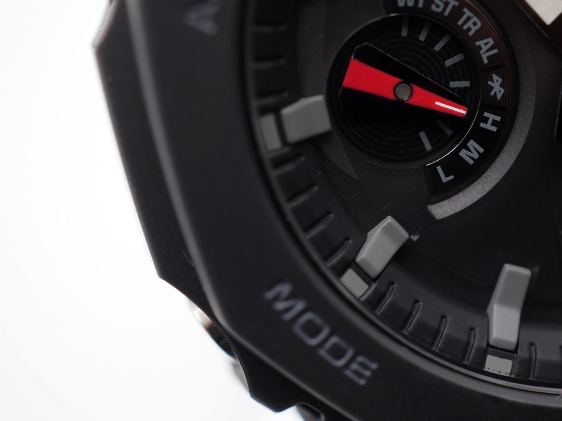 時刻モード時にモード針の位置で充電量を確認できる。「H」をさしていれば充電量は高、「M」をさしていれば充電量は中、「L」をさしていれば充電不足