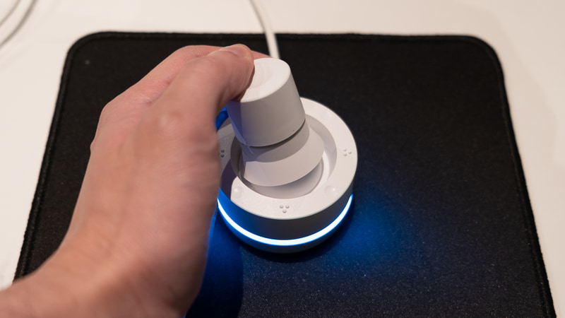 上部はダイヤルや押し込みボタンとしても機能するジョイスティック