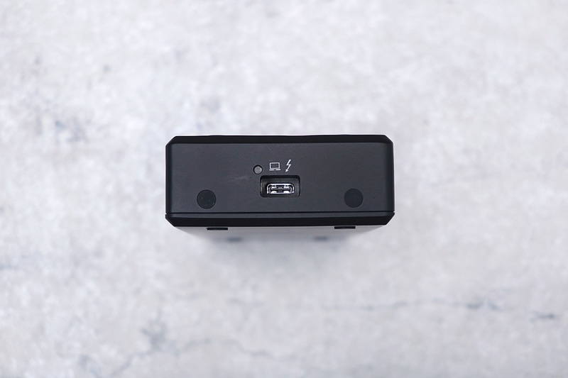 本体左側面にThunderbolt 4アップストリーム(PC接続用)を備える