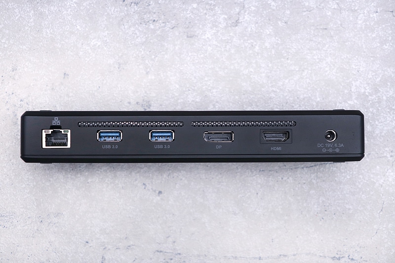 前面は左からケンジントンスロット、Thunderbolt 4ダウンストリーム、USB 3.1×3、UHS-IIカードリーダ、3.5mm音声入出力を搭載