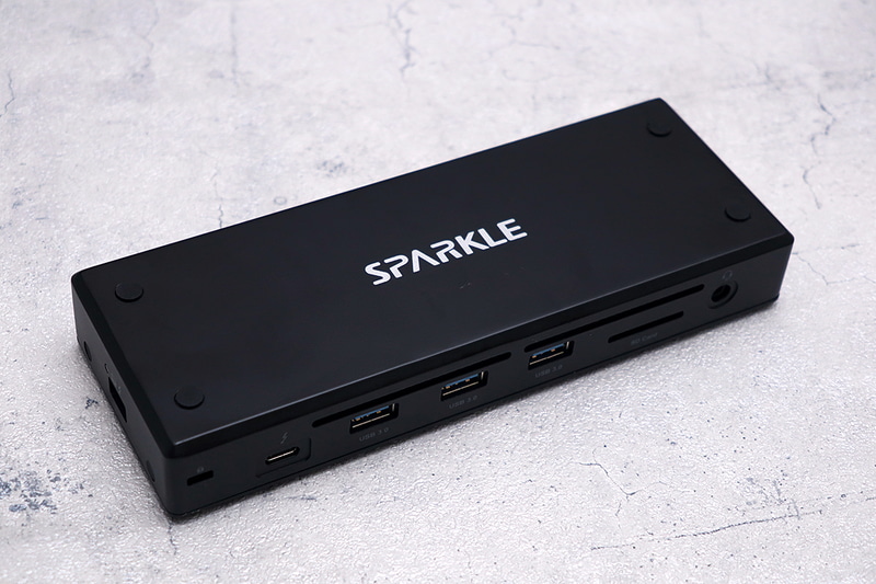 製品本体。上部にSPARKLEのロゴ