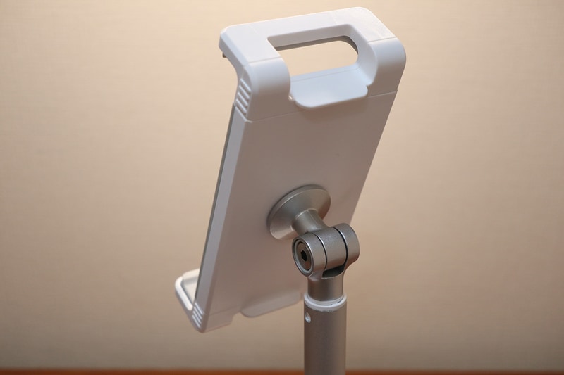 モニターを装着するところはプラスチック製で、万が一モニターをぶつけても傷がつきにくい。昇降や回転など可動部はネジ止め式ではなく、すべて力任せ