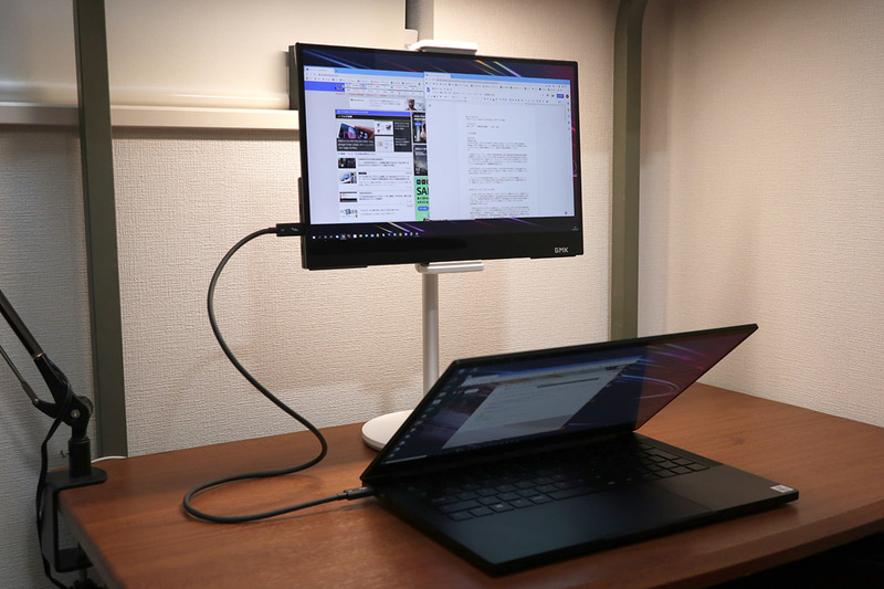 比較的窮屈なPCラックでも、ノートPCの背面に設置できる