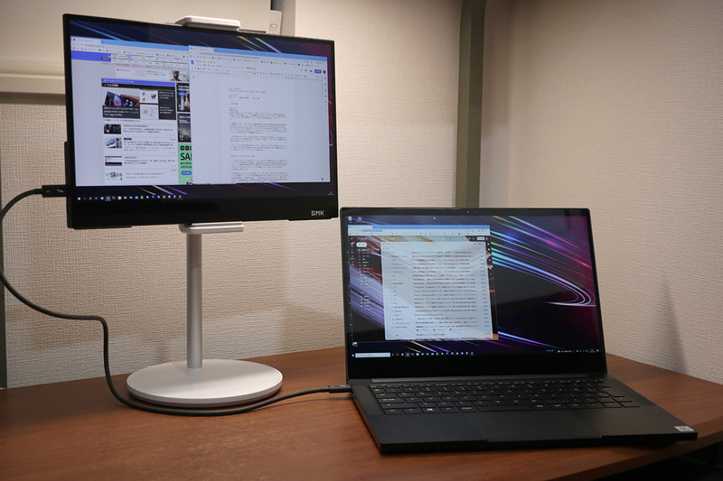 一番低くした状態でも、13型ノートPCの液晶よりは高い位置に来る