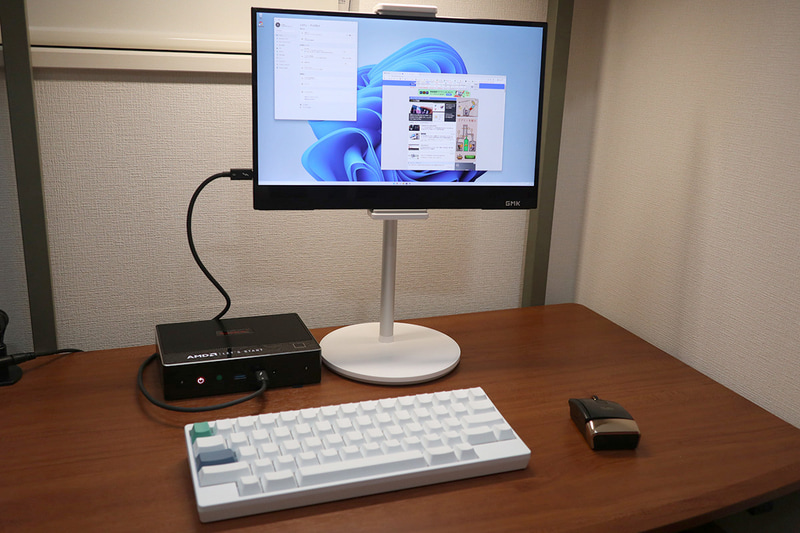 小型デスクトップPCとの相性も抜群。無線/Bluetoothキーボードやマウスを使えばすごくスッキリした見た目になる