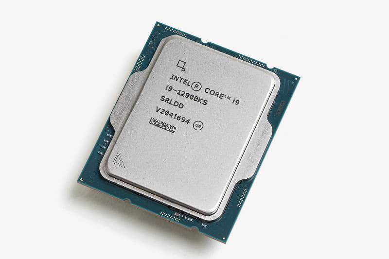 Intelの「Core i9-12900KS」。16コア24スレッドで最大クロック5.5GHz、第12世代Coreプロセッサーシリーズの頂点に立つスペシャルなCPUだ