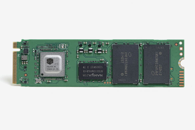 Intel製の144層3D QLC NANDを採用。コントローラはSiliconMotionの「SM2265G」を採用。エントリークラスながらバッファ用のDRAMも備えている