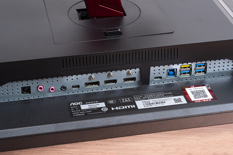 入力端子は2系統のHDMI 2.1を含む4系統。USBハブ機能も搭載する