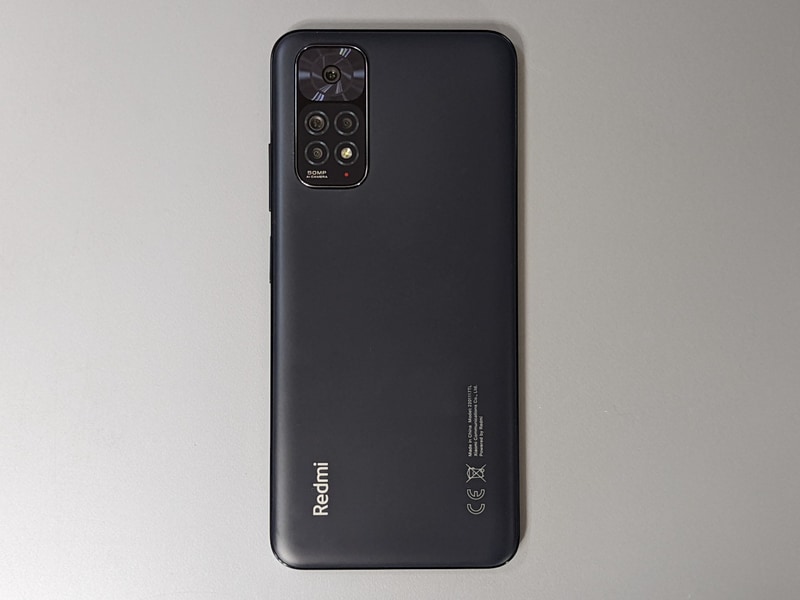 背面。カメラ部は4眼+フラッシュという構成で、見た目はかなりものものしい