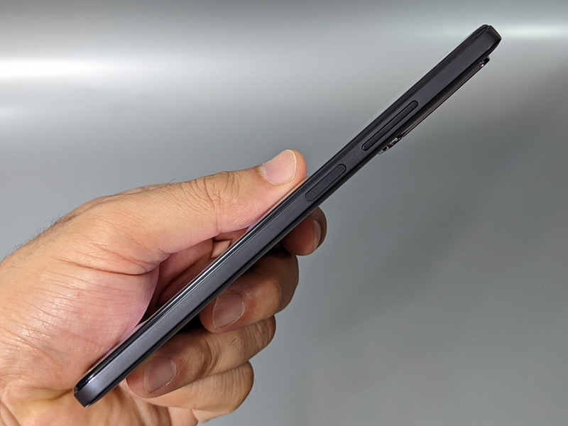 右側面には、指紋認証を兼ねた電源ボタンと、音量ボタンを搭載する