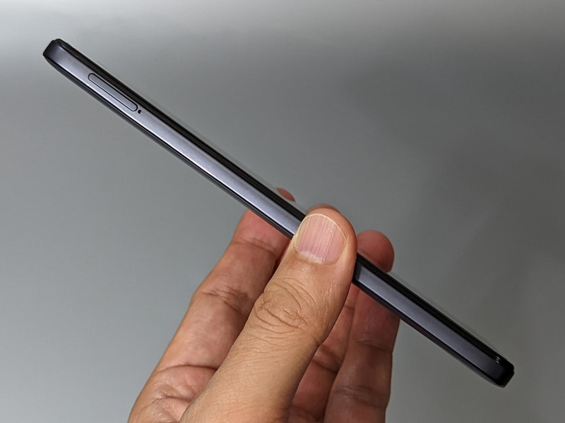 左側面にはボタン類はなく、カードスロットを備える