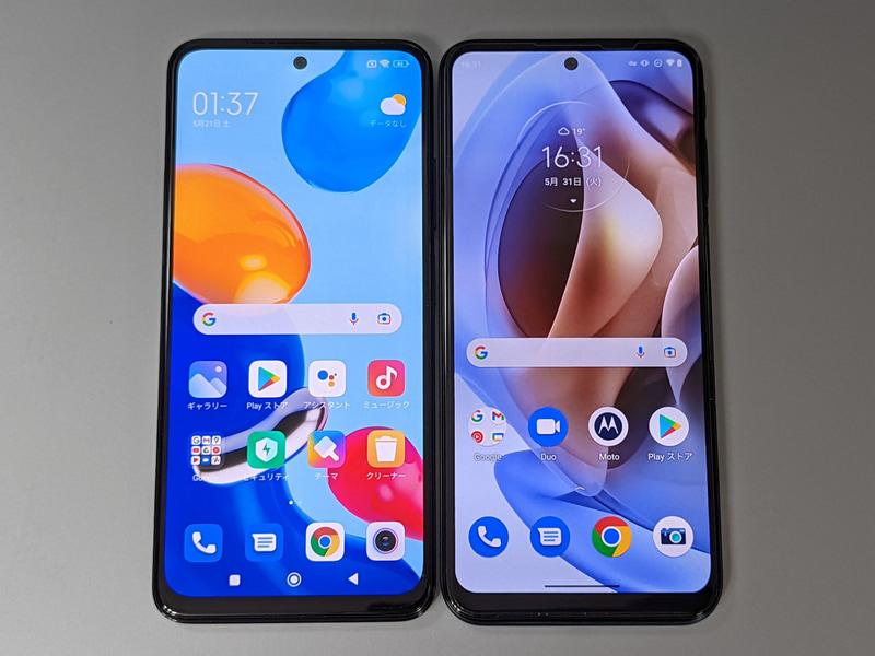 左が本製品、右が前回紹介したモトローラ「moto g31」。デザインは酷似している