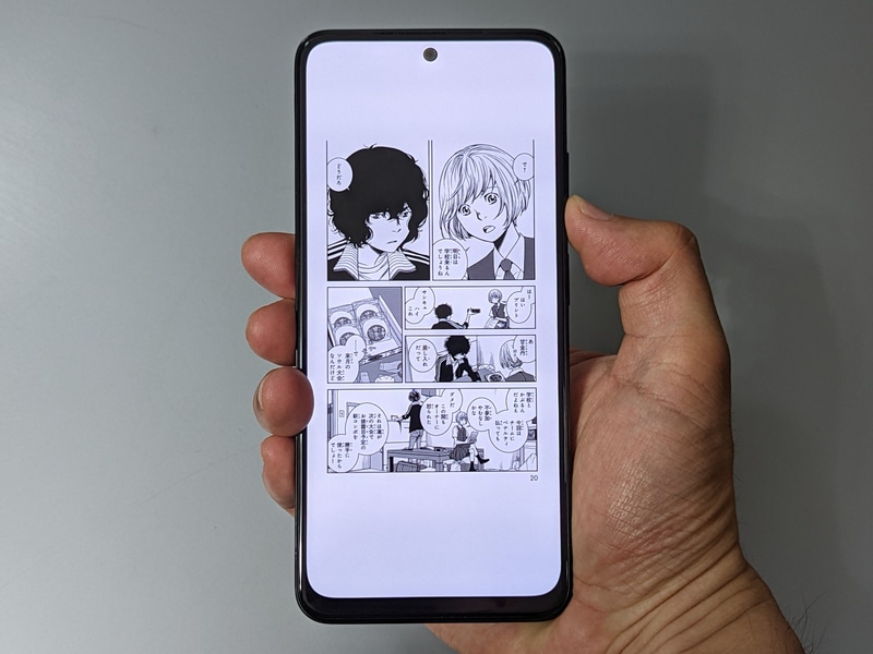 コミックを表示したところ。右手で持った状態では親指でページめくりが行なえる