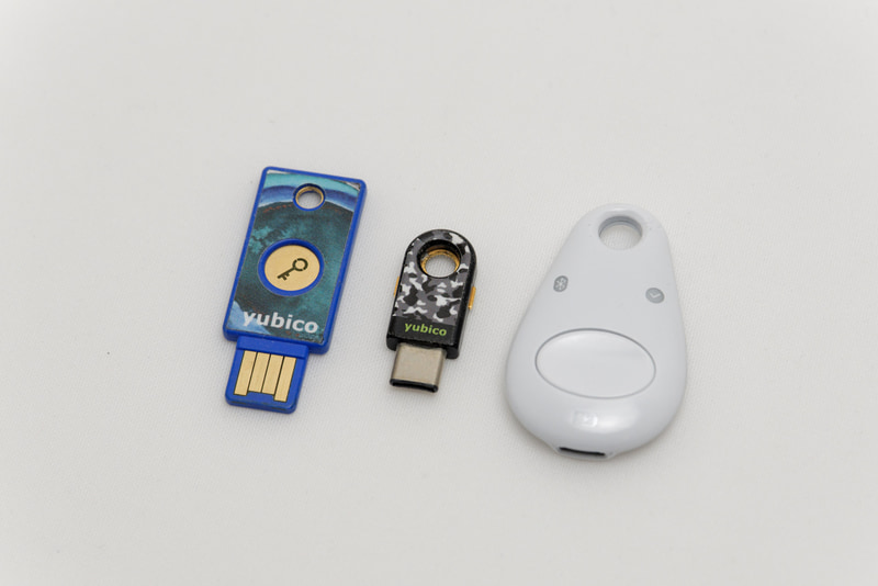 USBセキュリティキー。使用する端末に合わせていろいろなタイプがラインアップしている