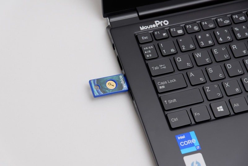 PCにUSBセキュリティキーを挿入(してタッチ)するだけで認証でき、ワンタイムパスワードの入力の手間すら省ける