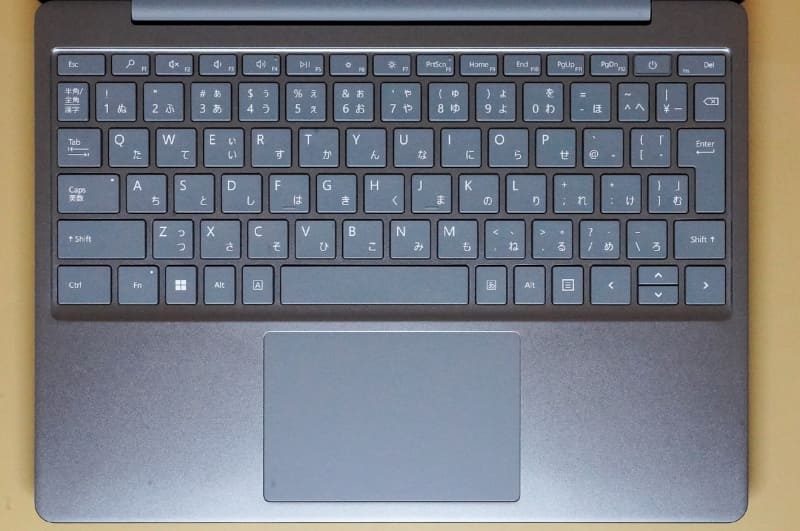 日本語キーボードとタッチパッド。基本的には従来モデルのそれを踏襲しており、バックライトはなし