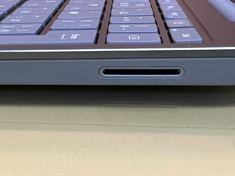 本体の右側面にはSurface Connect端子