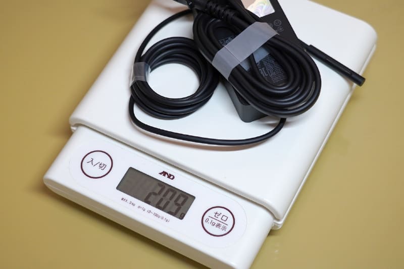 ACアダプタの重量は209g