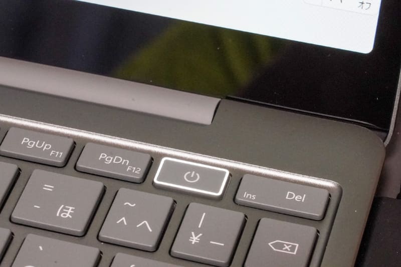 指紋センサー、指紋センサーが使えるときには写真のようにセンサーの周りのLEDが点灯して分かりやすい