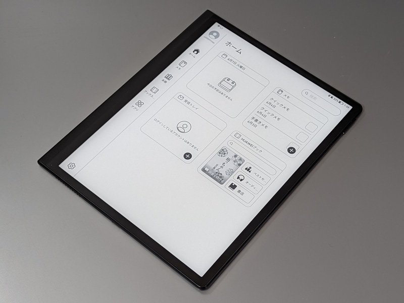 左側のベゼルだけが幅のあるデザイン。画面サイズは10.3型