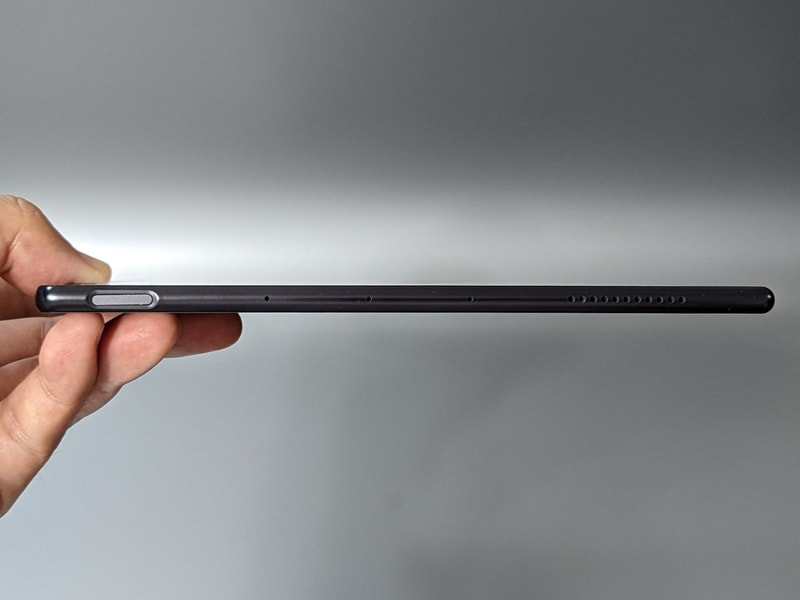 上面には指紋認証センサーを兼ねた電源ボタンと、マイク、スピーカーを搭載する