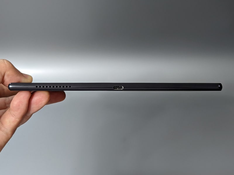 底面にはUSB Type-Cポートと、スピーカーを搭載する