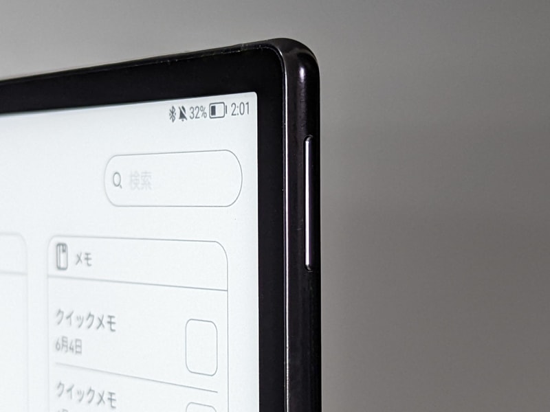 右側面に音量ボタンを備える。両側面にあるボタン・ポート類はこれだけ