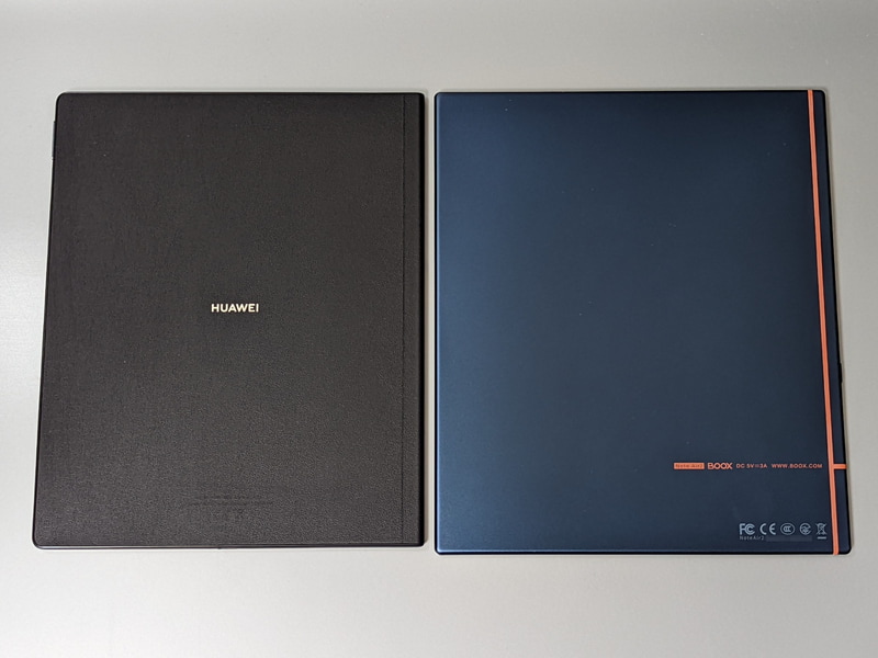 背面の比較。金属製のBOOXに対し、合皮が貼られているのが本製品の特徴