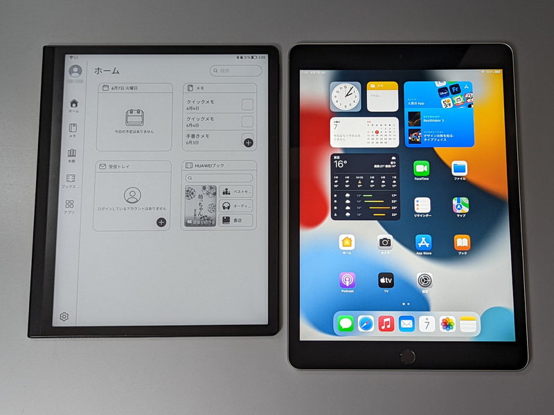 第9世代iPad(右)との比較。ベゼル幅こそ異なるが、画面サイズは10.2型ゆえほぼ同等