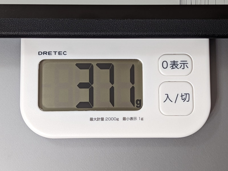 重量は実測371g。第9世代iPadよりも100g近く軽い