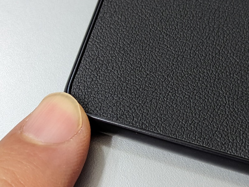 左ベゼルから背面にかけては合皮のシートで覆われており、キズ防止と滑り止めの効果がある