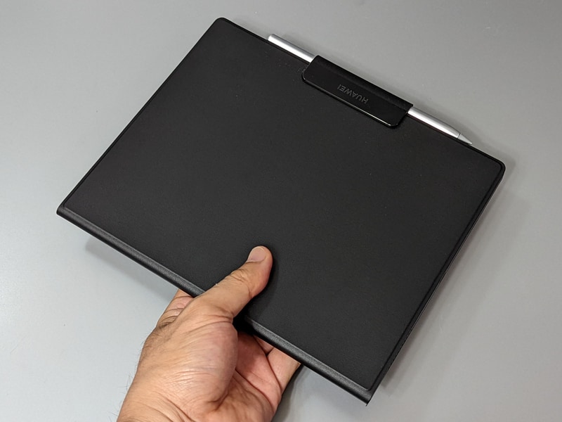 閉じた状態。側面は露出した状態になるので落下時の衝撃にはあまり強くない