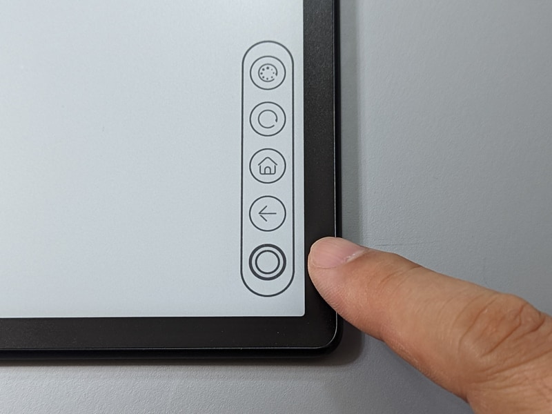 ナビゲーションメニュー。ふだんはボール状で画面隅に隠れており、タップして展開することでホーム画面などへの移動やリフレッシュ機能を提供する。BOOXのナビボールに似た機能だ