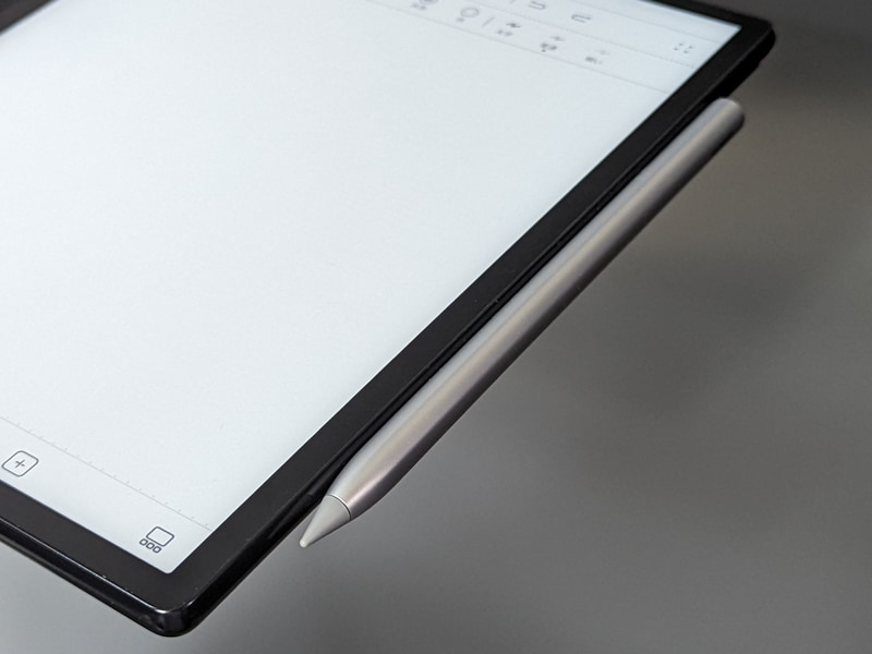 スタイラスことM-Pencilは本体側面に磁力で吸着させ、本体からの給電が行なえる