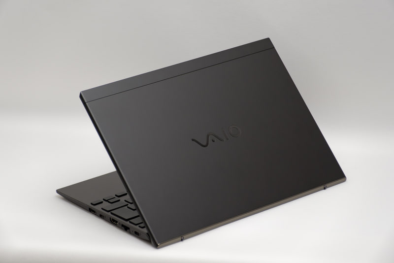 天板はマットブラックで、繊維のテクスチャーはなくなった