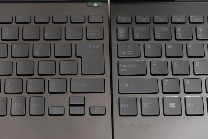 左が新型。キートップの文字プリントは先代より薄く(黒く)なった。平常時の視認性はかなり低め