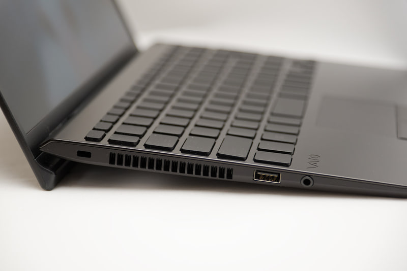 左側面にはUSB 3.0、3.5mmオーディオ端子