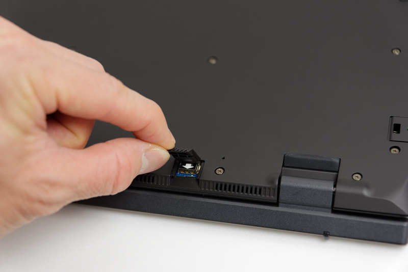 本体底面にNano SIMカードスロット