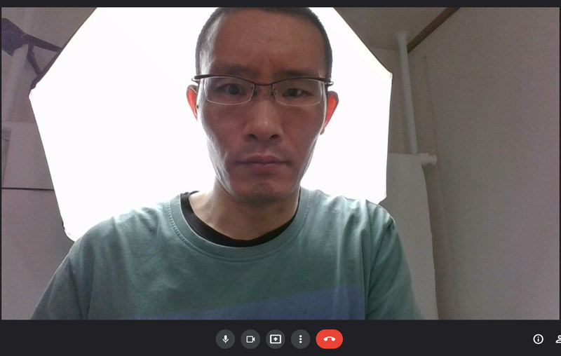 「逆光補正」なし→あり。顔部分が真っ暗だが、オンではっきり見える