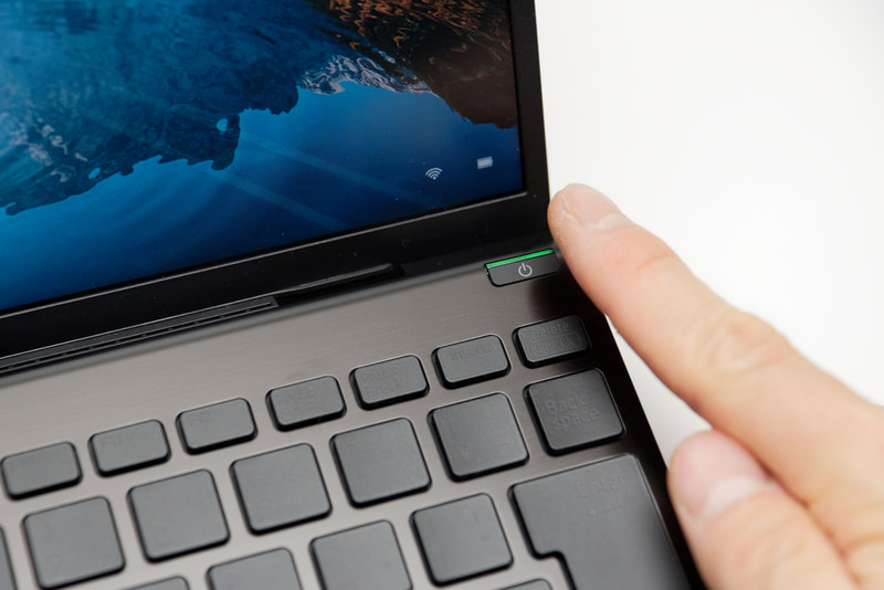 指紋センサーと一体となった電源ボタン。押してスリープから復帰した直後、シームレスにログオンできる