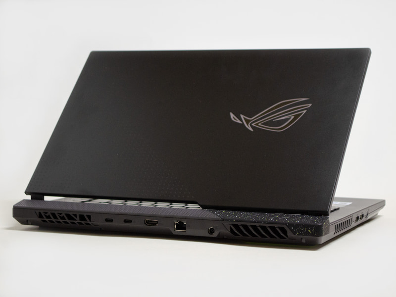 斜め後ろから。USB Type-C×2、HDMI、Etehrnet、電源入力