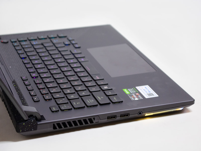 左側面。USB Type-A×2、3.5mmジャック