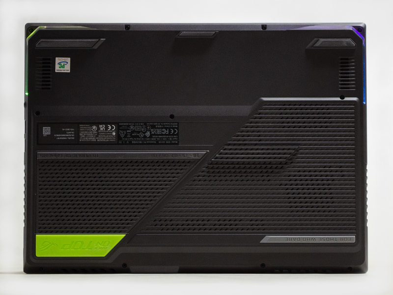 裏。手前左右のスリットにスピーカー。本体を安定させるため、手前に3つ、中央に2つ、後ろに2つのゴム足