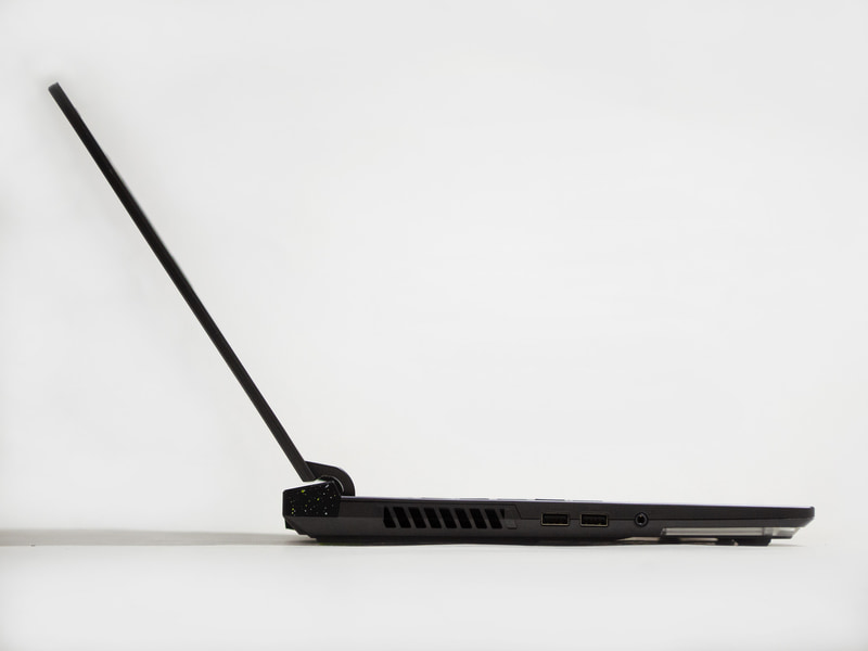 横から。構成を考えると薄い方ではないだろうか。手前の白い部分はイルミネーション(前面にもある)