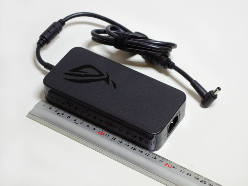 ACアダプタ。サイズ約178×83×35mm(幅×奥行き×高さ)、重量852g、出力20V/14A。いろいろな意味でヘビー級