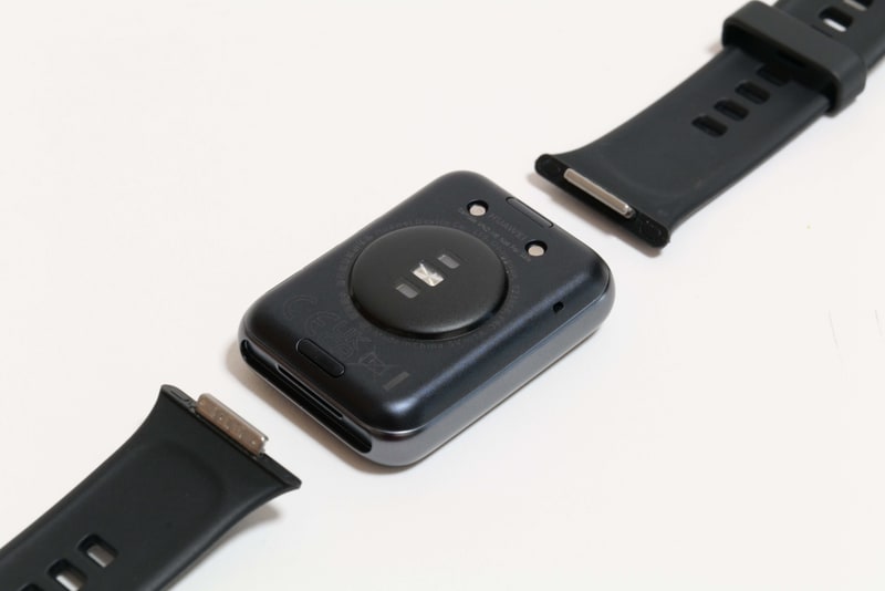 ストラップはクイックリリースボタンを押すだけで簡単に取り外せる