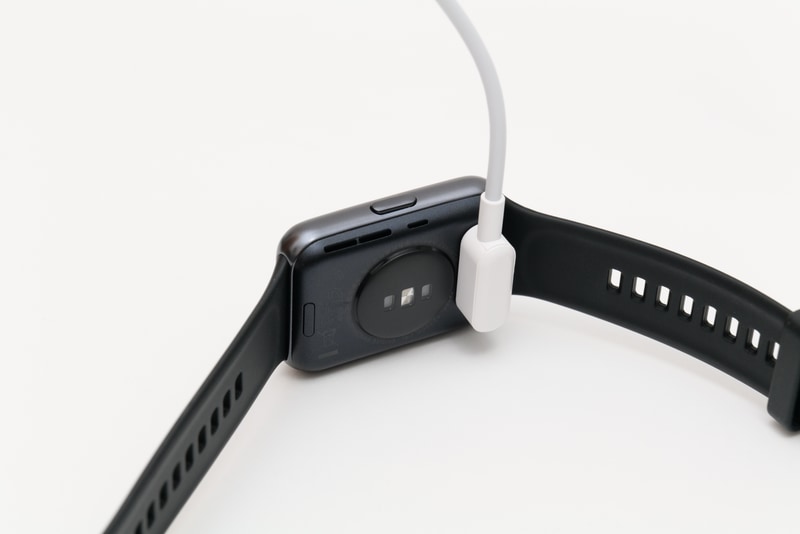 充電クレードルは磁力で吸着する。なお、この方向からしか装着できない