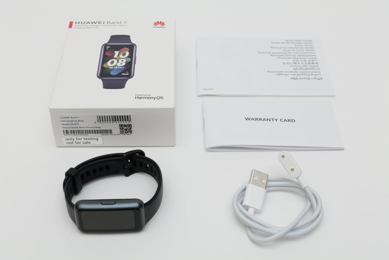 パッケージ内の同梱物はHUAWEI WATCH FIT 2と同じで、本体、充電クレードル付きUSBケーブル、クイックスタートガイド、保証とアフターサービスのご案内という構成だ