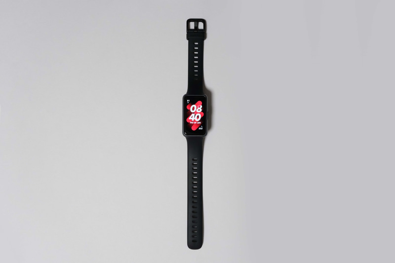 ストラップはシリコンベルトのみ。手首サイズはスペック表に記載はないが、ストラップの長さが「HUAWEI WATCH FIT 2」とほぼ同じなので、約130～210mmということになる